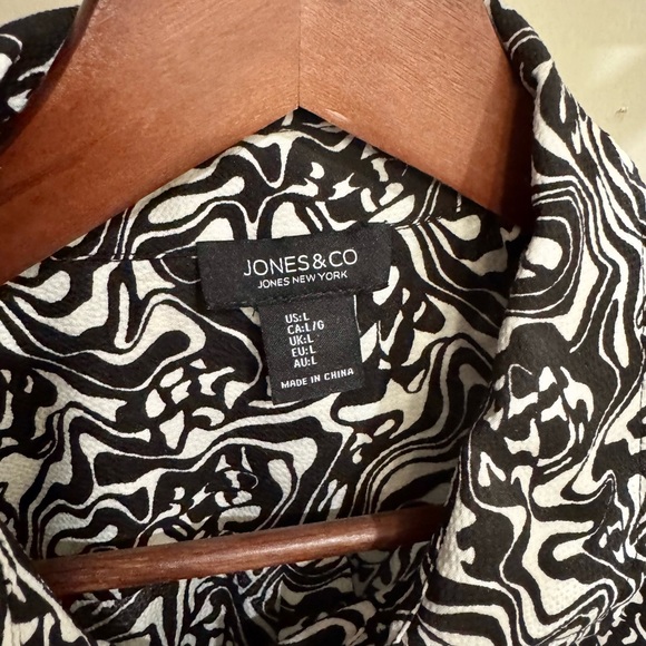 Jones&Co by Jones New York Monochrome Swirl blouse - Picture 4 of 4